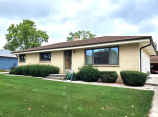 1540 Parknoll Ln, Port Washington, WI