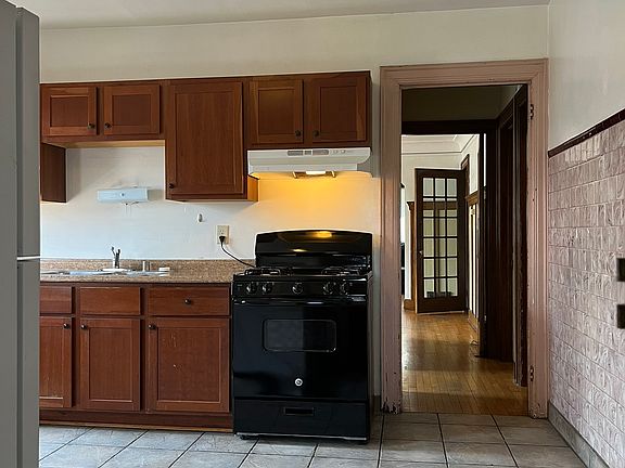 3rd image of 3220 N Oakland Ave