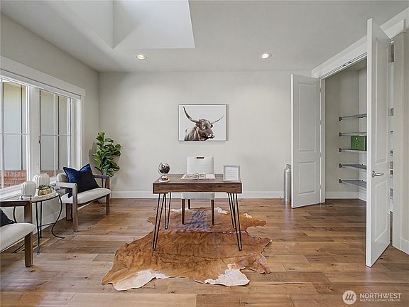 4th image of 3284 Meadow Park Avenue