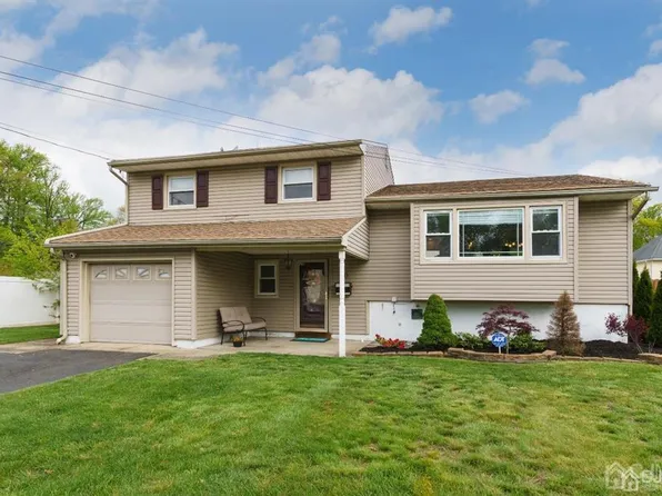 40 Quaker Ln, Colonia, NJ 07067