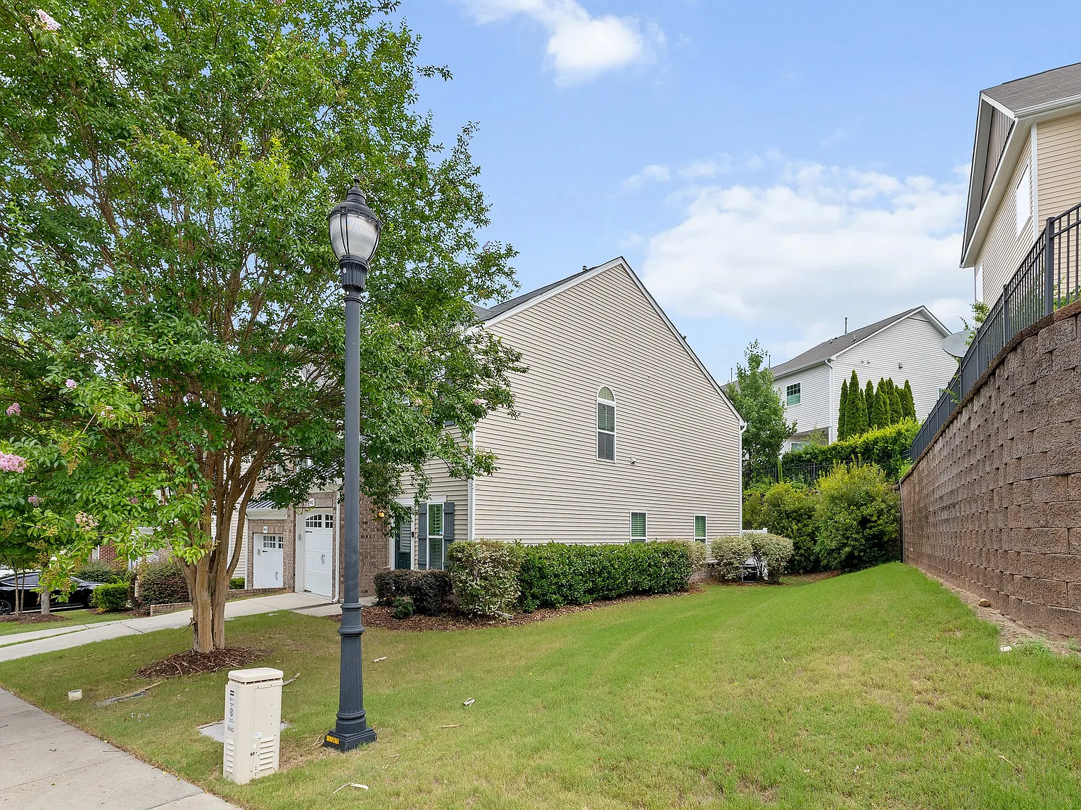 3 bed, 1750 sqft, $1,950 — Photo 2