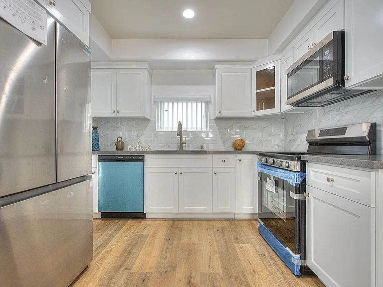 11732 Hamlin St — Photo 10