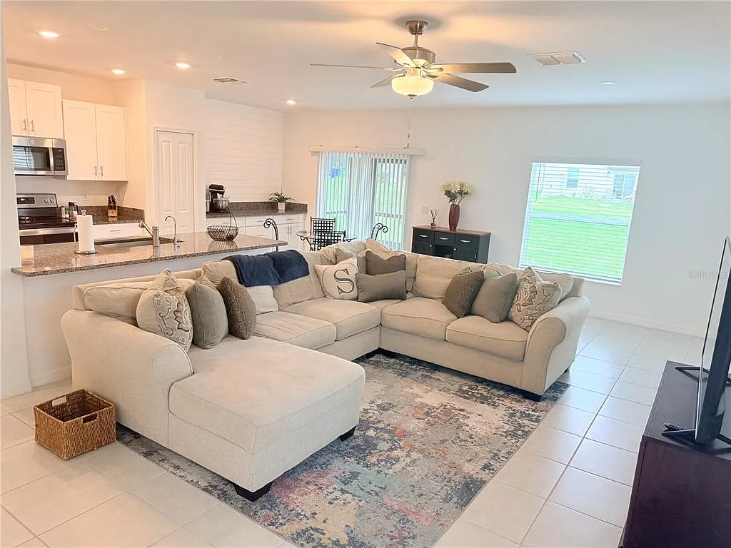 4 bed, 2.5 bath, 1764 sqft, $2,500 — Photo 2
