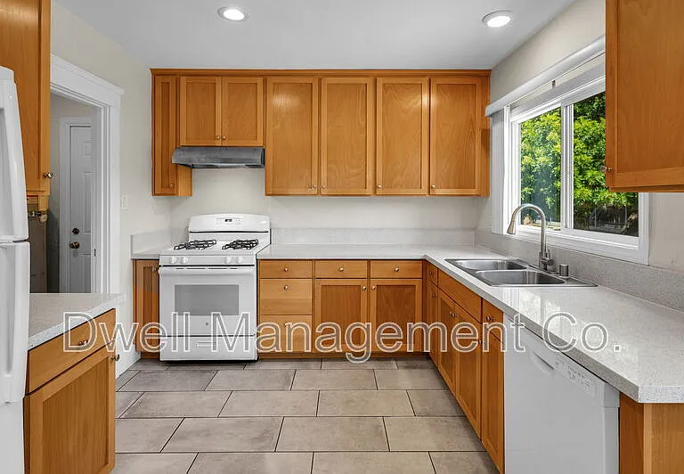 1430 Diamond Ln — Photo 2