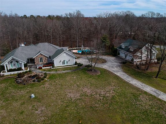 2nd image of 1051 Foxcliff Dr