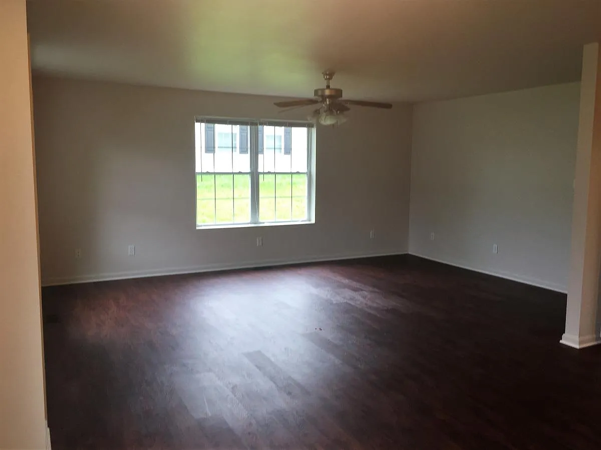 3 bed, 1300 sqft, $1,700 — Photo 3