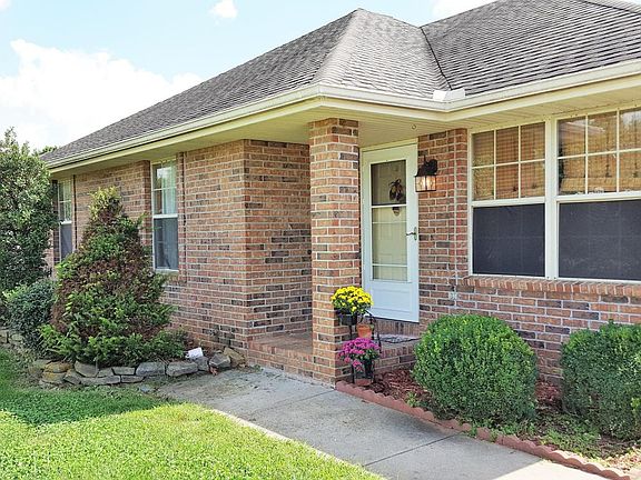 4th image of 112 W Jacaranda Ave