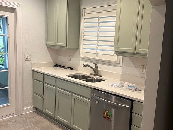 5th image of 705 Daniels Ave