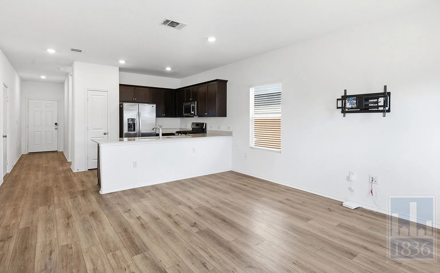 3 bed, 2.0 bath, 1041 sqft, $1,800 — Photo 2