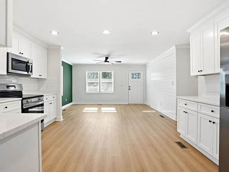 127 Perry St — Photo 8