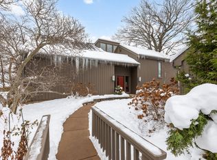 563 Woodview Rd APT D, Lake Barrington, IL 60010