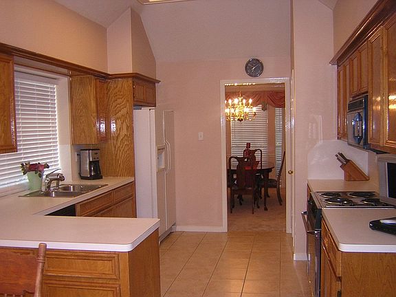 Lots of room in the kitchen