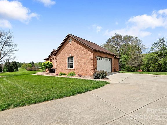 3rd image of 121 Capstone Ct