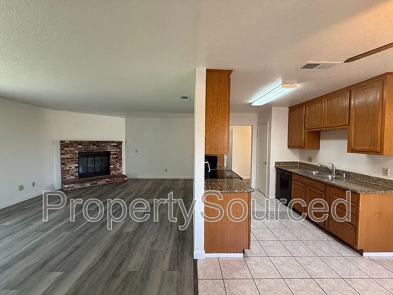 1462 Snyder St — Photo 9
