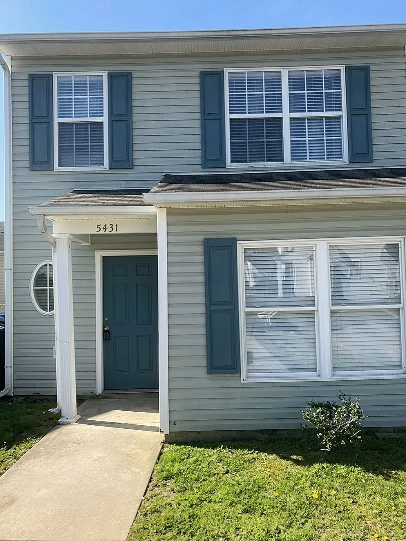 3 Bedroom End Unit Townhome! — Photo 1