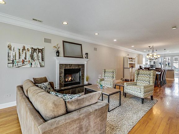 3rd image of 2126 N Winchester Ave