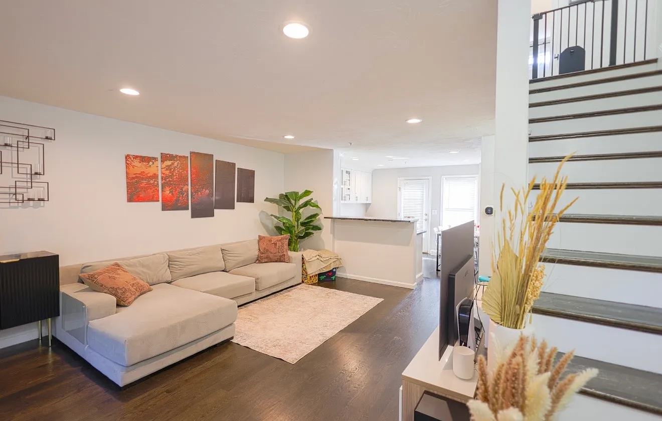 2 bed, 1.5 bath, 1400 sqft, $3,000 — Photo 1