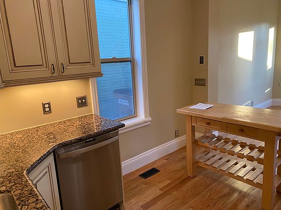3rd image of 825 E Sego Ave