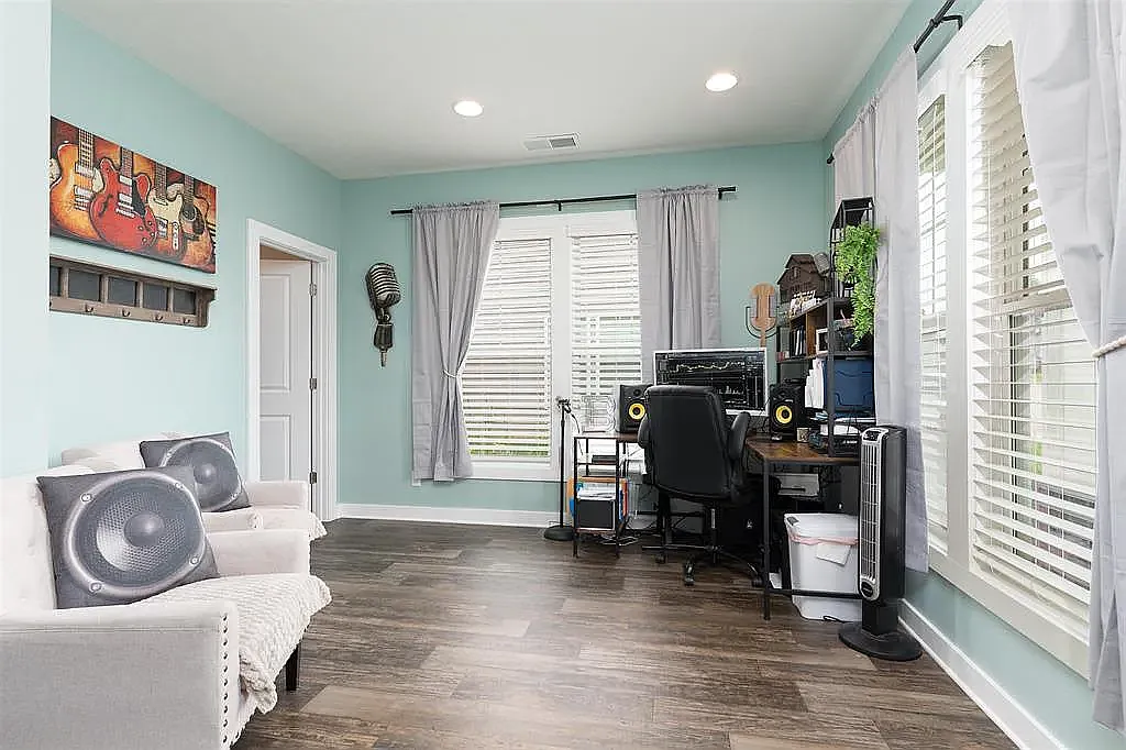 4 bed, 2562 sqft, $2,500 — Photo 4