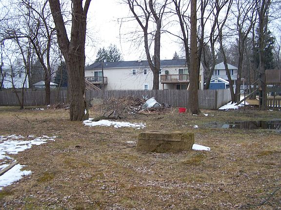 RIGHT SIDE YARD