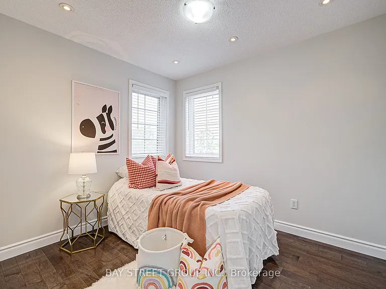 43 Tower Bridge Cres — Photo 14