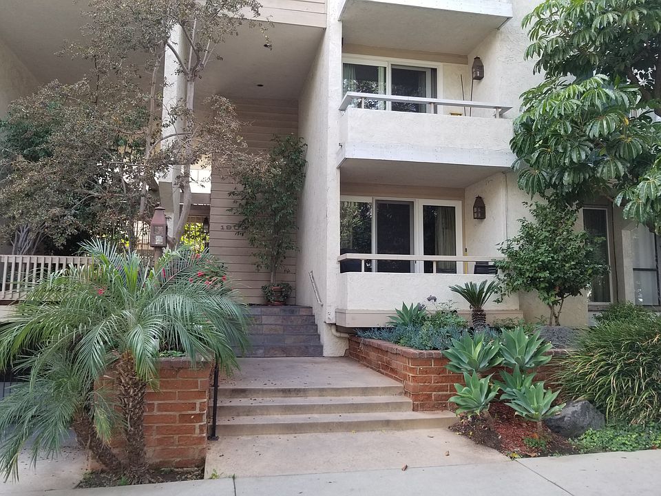 2nd image of 1909 Pelham Ave Unit 301