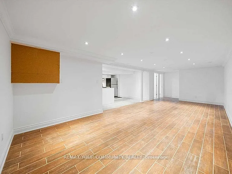 93 Westmount Dr S #LOWER — Photo 4
