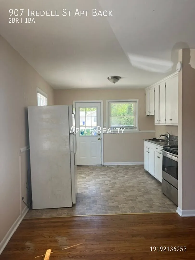 907 Iredell St Apt Back - Available now! — Photo 4