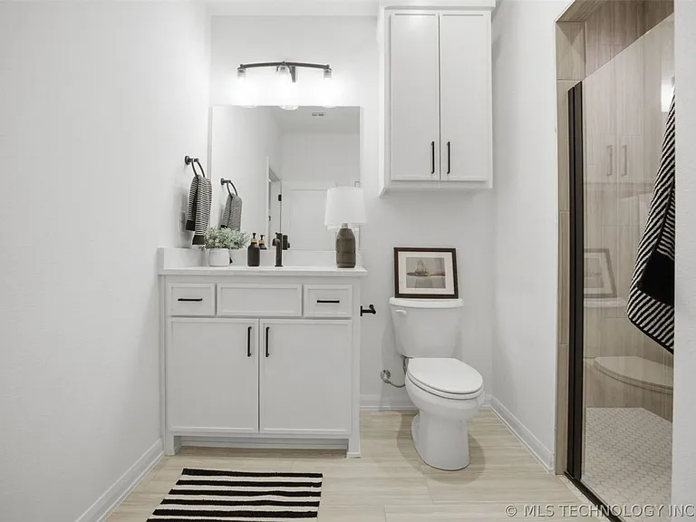 504 E B St — Photo 22