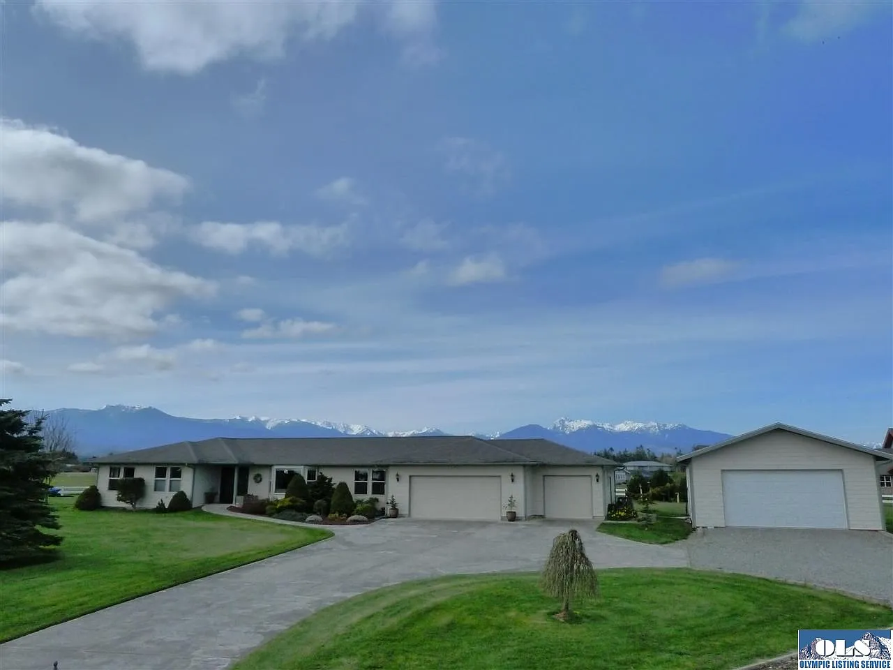 415 Greywolf Rd photo 1