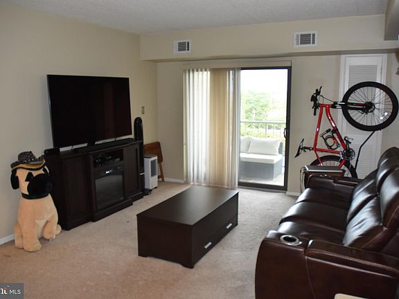 3rd image of 824 Governor House Cir