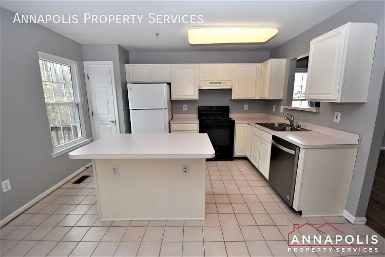 562 francis nicholson way — Photo 2