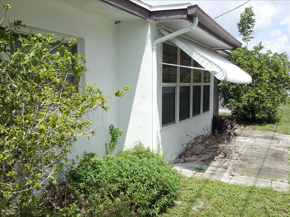 2nd image of 10341 Larchmont Pl N