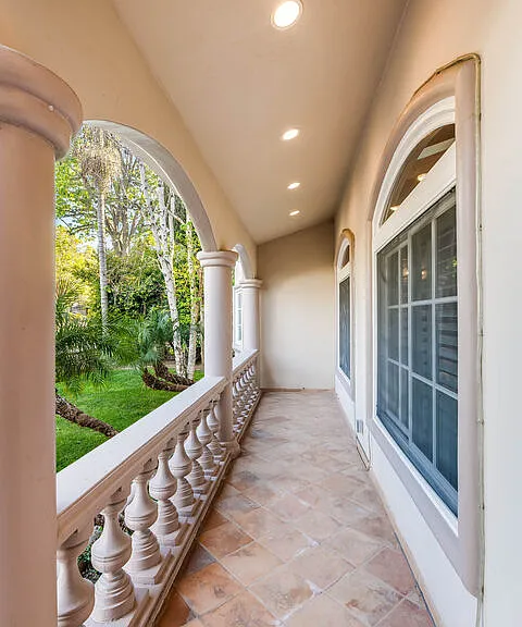 4063 Benedict Canyon Dr — Photo 8