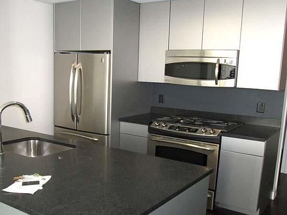 4th image of 39 Desbrosses St