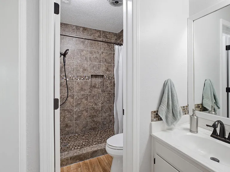 5526 Russell Dr — Photo 18