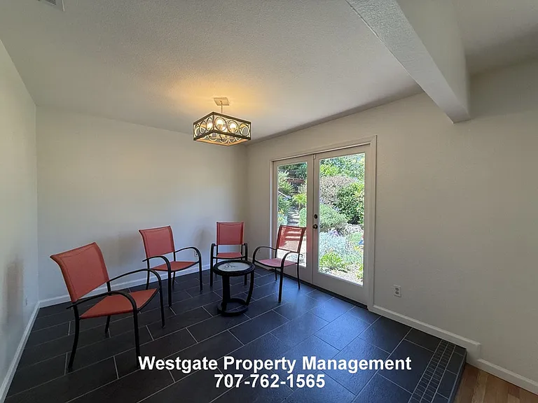 400 Smith Ct — Photo 13