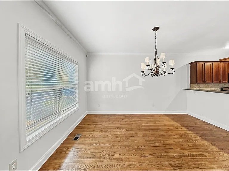 243 Royal Crescent Ter — Photo 5