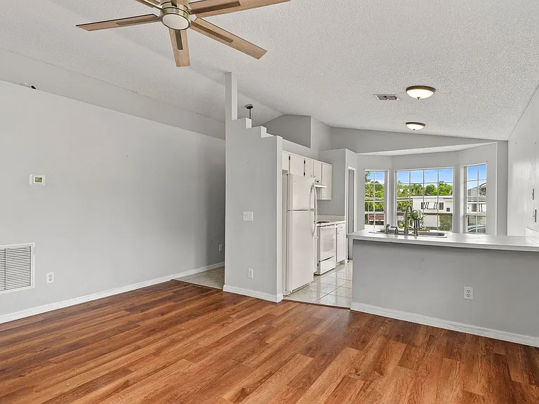 301 S Capen Ave — Photo 7