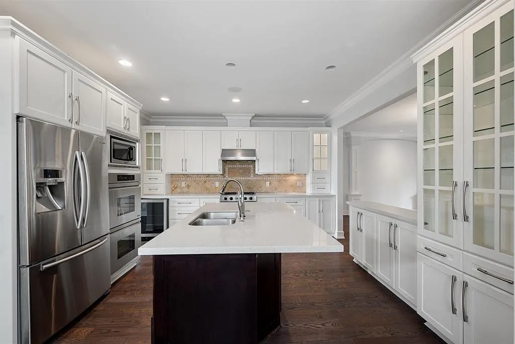 5 bed, 4500 sqft, $9,500 — Photo 2