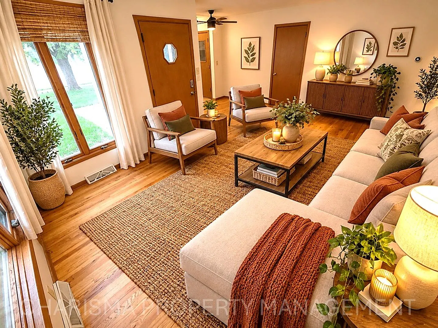 Quaint Three Bedroom House, Great Location With Even More Amenities — Photo 4