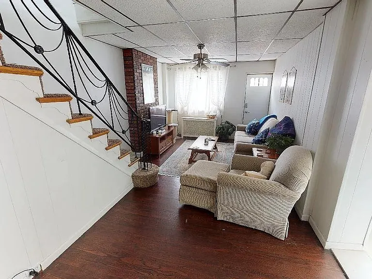 415 E Flora St — Photo 3
