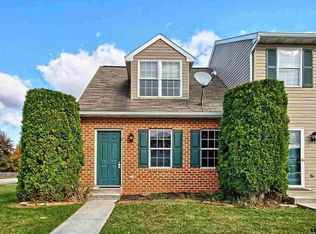 2 Fiddler Dr, New Oxford, PA 17350