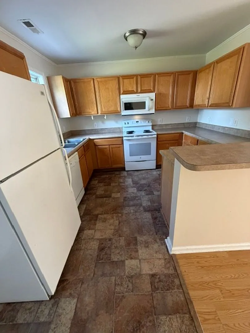 125 Apache Trail — Photo 2