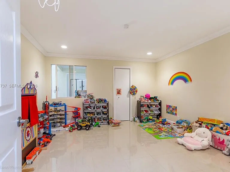 437 Holiday Dr — Photo 18