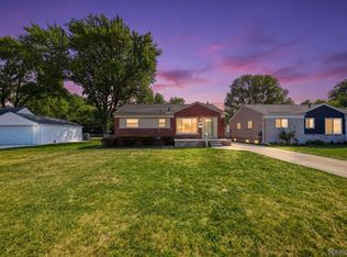 22030 Lanse St, Saint Clair Shores, MI 48081
