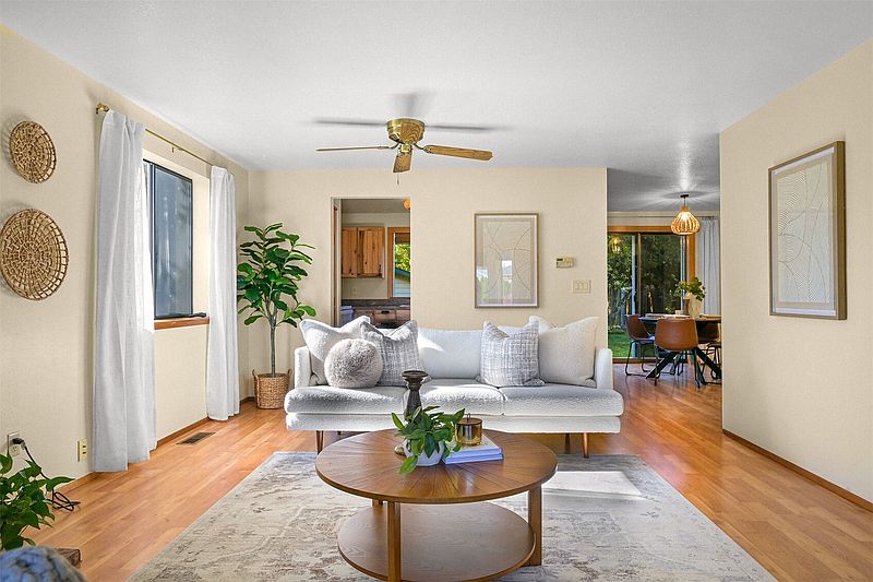 4th image of 3231 Pinewood Avenue