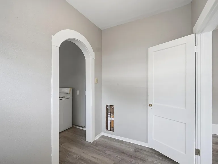 735 Victoria St — Photo 21