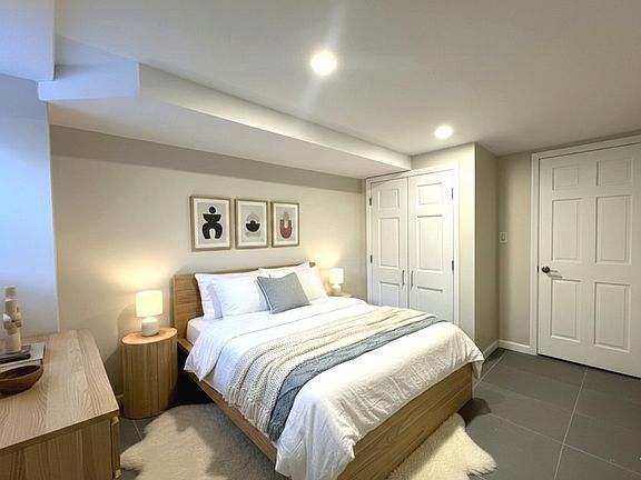 2nd image of 472 Irving Ave #2B