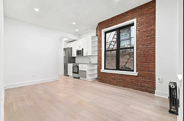 Rented by Current Real Estate Advisors | media 10